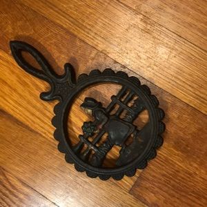 ANTIQUE BLACK IRON POT HOLDER